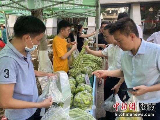 消費助農(nóng)大集市活動現(xiàn)場，泡椒很快銷售一空。符宇群攝